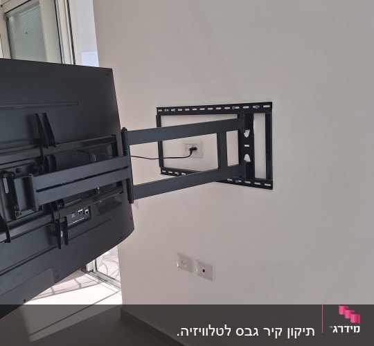 תיקון קיר גבס לטלוויזיה.